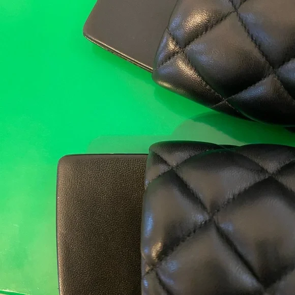 BOTTEGA VENETA Quilted Padded Flat Sandals In Black Leather 37. - Picture 3 of 10
